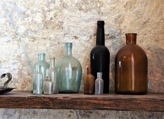 Jak powiesić półkę nad telewizorem?