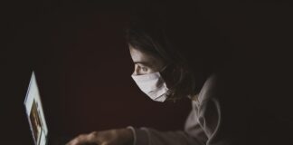 Jaka odległość telewizora od ściany?