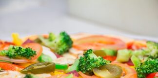 Jakie dodatki do białych mebli w sypialni?